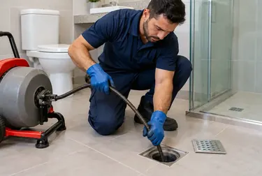 Especialista realizando desentupimento de ralo, utilizando ferramentas apropriadas em Piraquara.